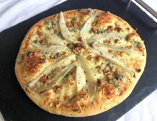 Pizza blanche Saint Agur, poire et noix